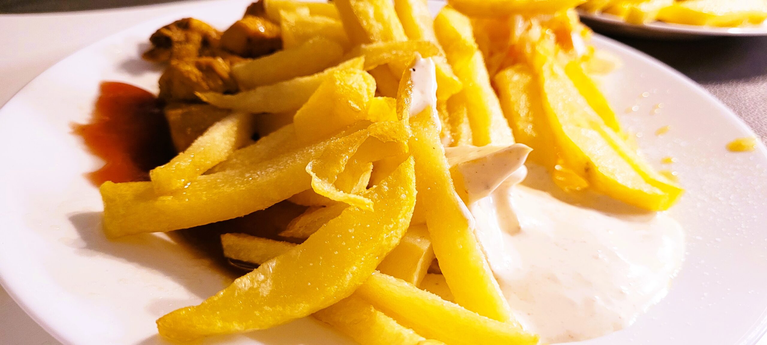 Kurczak Curry z Frytkami i Sosem Czosnkowym