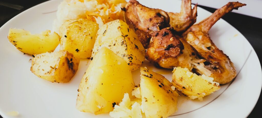 Skrzydełka pieczone z kurczaka z ziemniakami