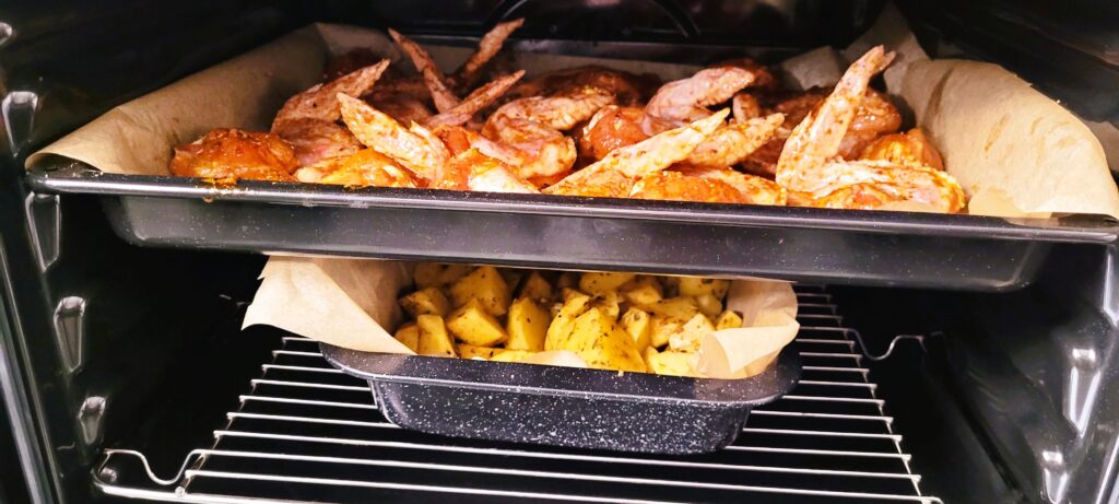 Skrzydełka pieczone z kurczaka z ziemniakami