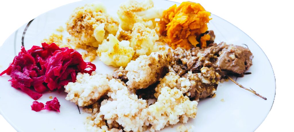 Wątróbka drobiowa z kurczaka, smażona z cebulką i rozmarynem