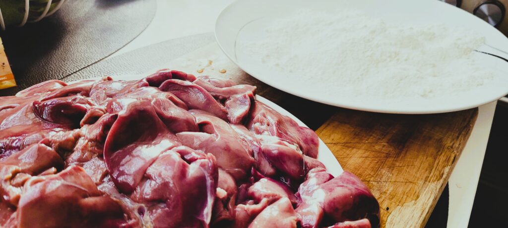 Wątróbka drobiowa z kurczaka, smażona z cebulką i rozmarynem