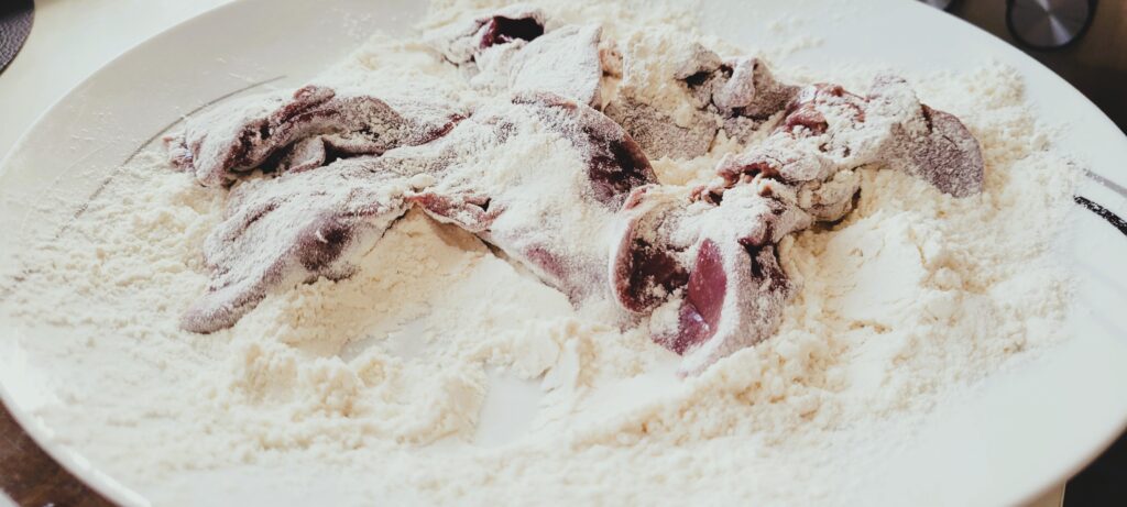 Wątróbka drobiowa z kurczaka, smażona z cebulką i rozmarynem