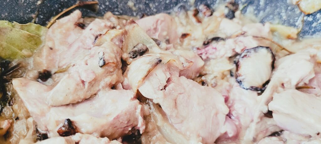 Wątróbka drobiowa z kurczaka, smażona z cebulką i rozmarynem