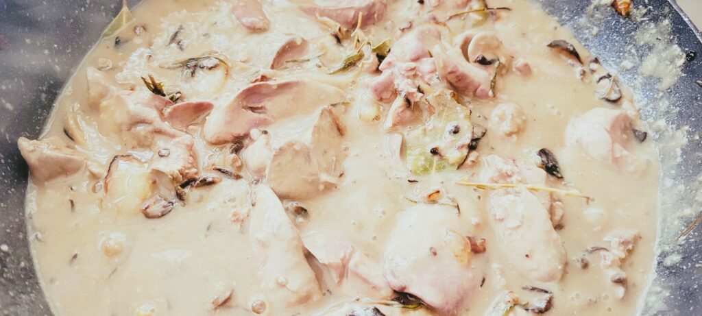 Wątróbka drobiowa z kurczaka, smażona z cebulką i rozmarynem