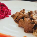 Wątróbka drobiowa z kurczaka, smażona z cebulką i rozmarynem