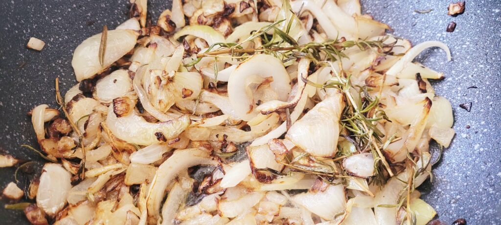 Wątróbka drobiowa z kurczaka, smażona z cebulką i rozmarynem