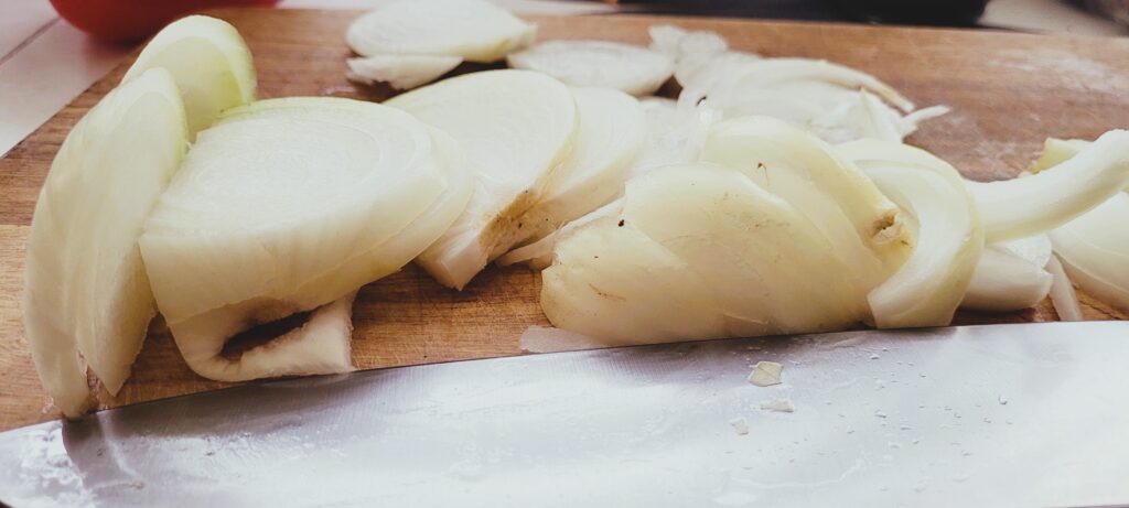 Wątróbka drobiowa z kurczaka, smażona z cebulką i rozmarynem