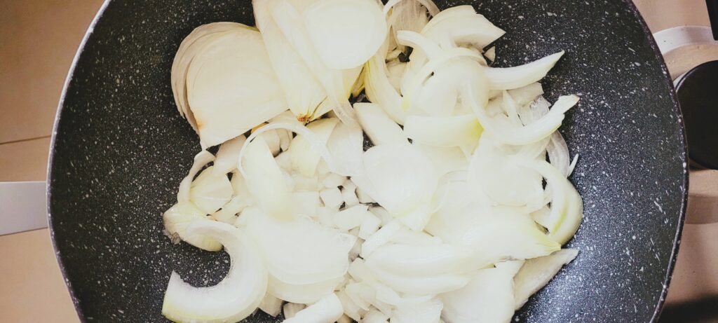 Wątróbka drobiowa z kurczaka, smażona z cebulką i rozmarynem