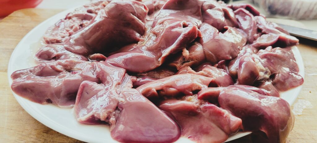 Wątróbka drobiowa z kurczaka, smażona z cebulką i rozmarynem