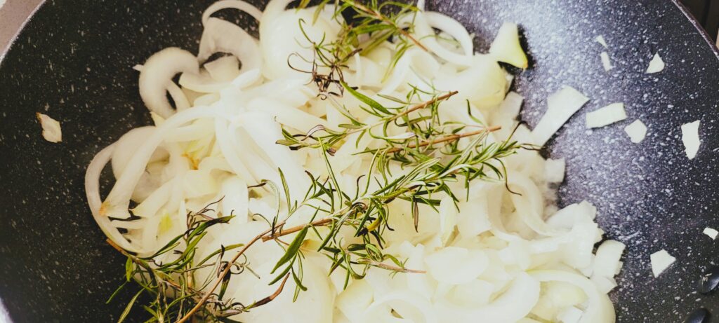 Wątróbka drobiowa z kurczaka, smażona z cebulką i rozmarynem