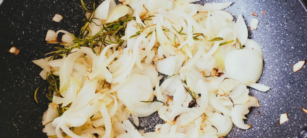 Wątróbka drobiowa z kurczaka, smażona z cebulką i rozmarynem