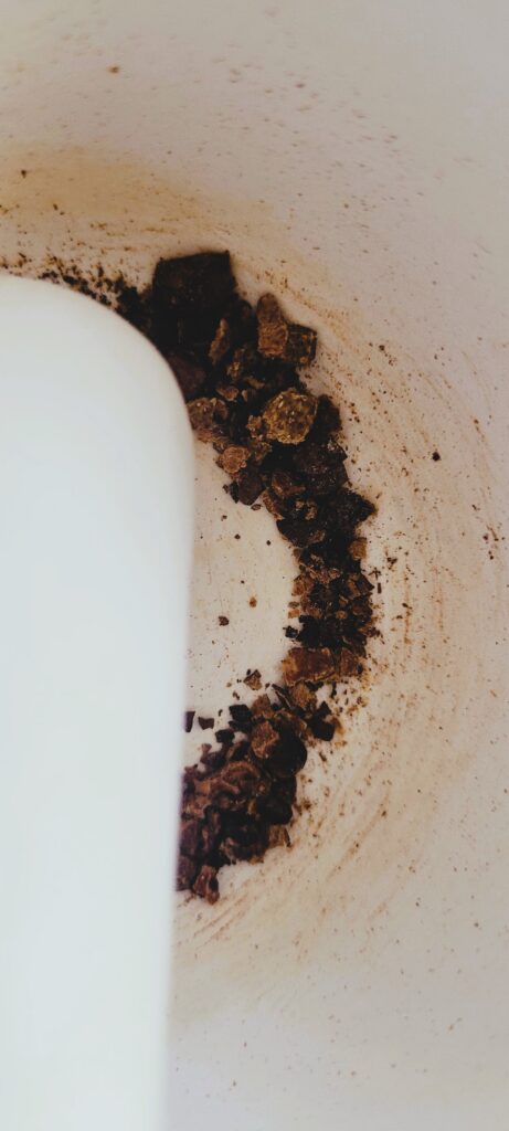 Wątróbka drobiowa z kurczaka, smażona z cebulką i rozmarynem