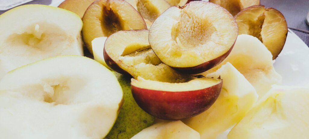 Aromatyczny Kompot Śliwkowo-Jabłkowo-Gruszkowy 🍎🍐🍇 — Idealny na Zimę i Adwent