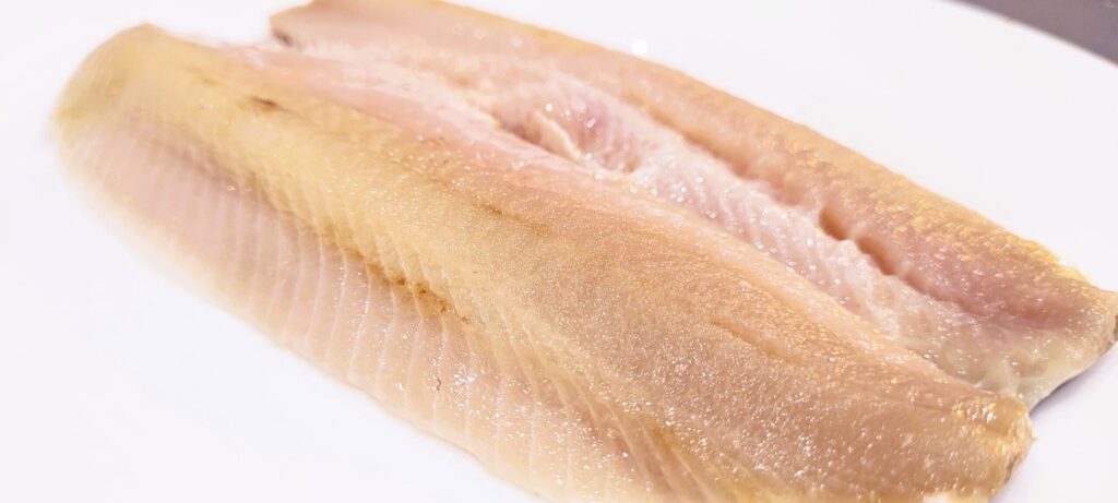 Śledź atlantycki smażony w mące – tradycja i smak