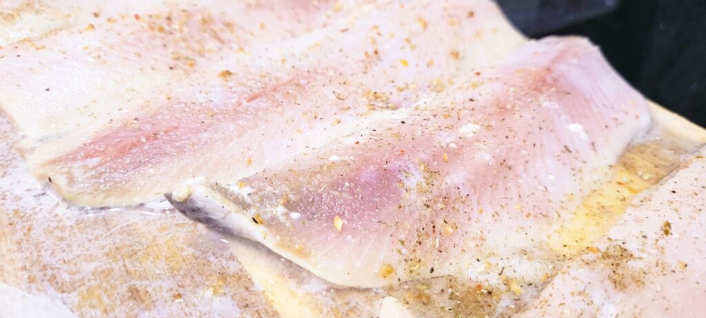 Śledź atlantycki smażony w mące – tradycja i smak