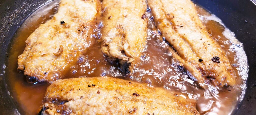 Śledź atlantycki smażony w mące – tradycja i smak