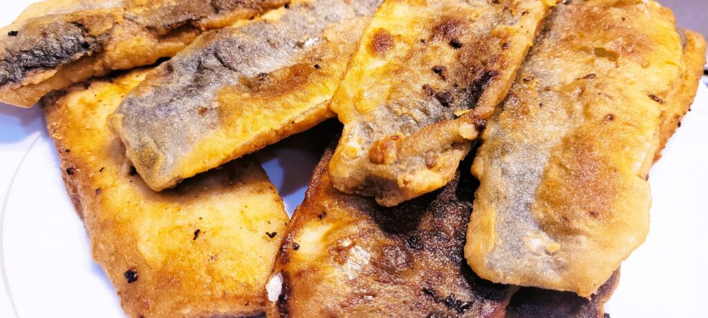 Śledź atlantycki smażony w mące – tradycja i smak