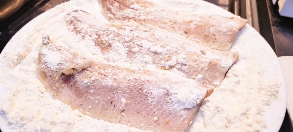 Śledź atlantycki smażony w mące – tradycja i smak