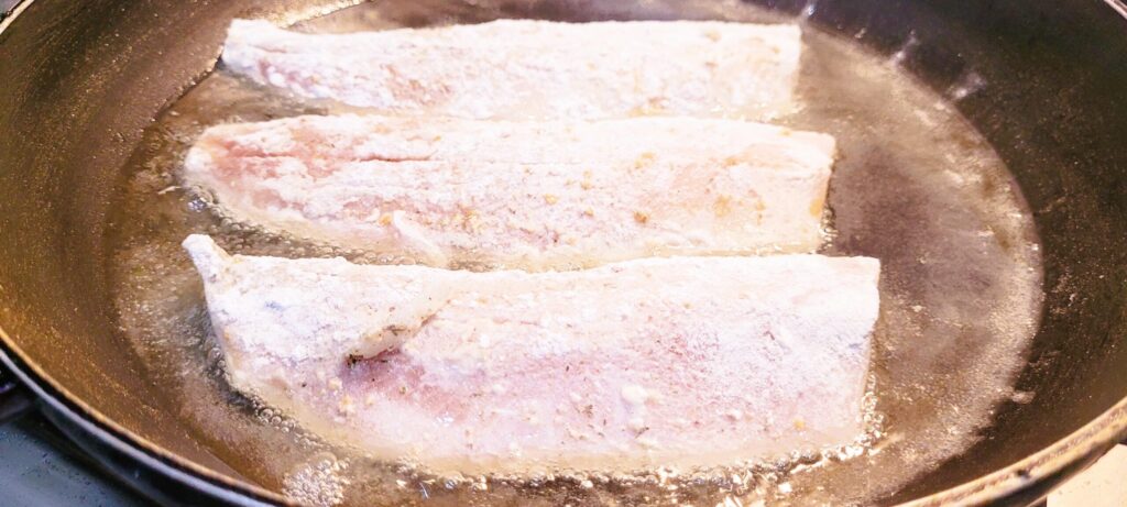 Śledź atlantycki smażony w mące – tradycja i smak