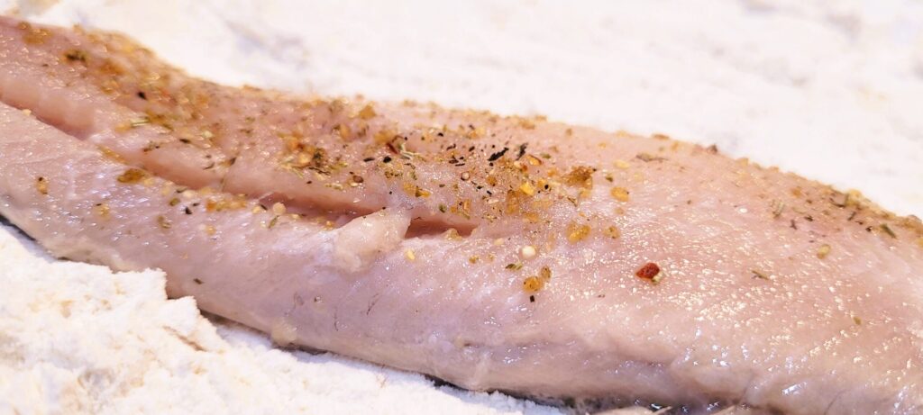 Śledź atlantycki smażony w mące – tradycja i smak