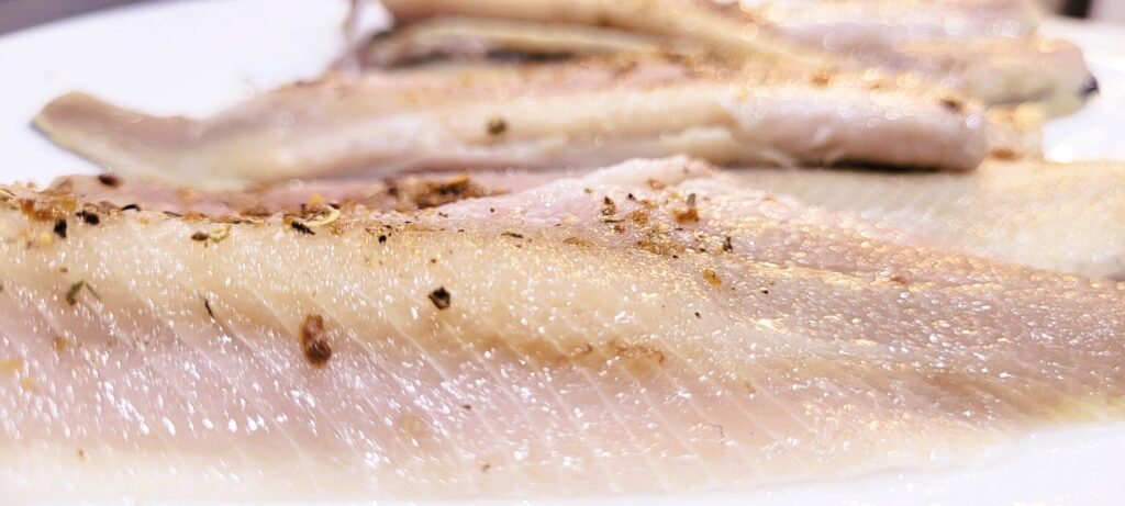 Śledź atlantycki smażony w mące – tradycja i smak