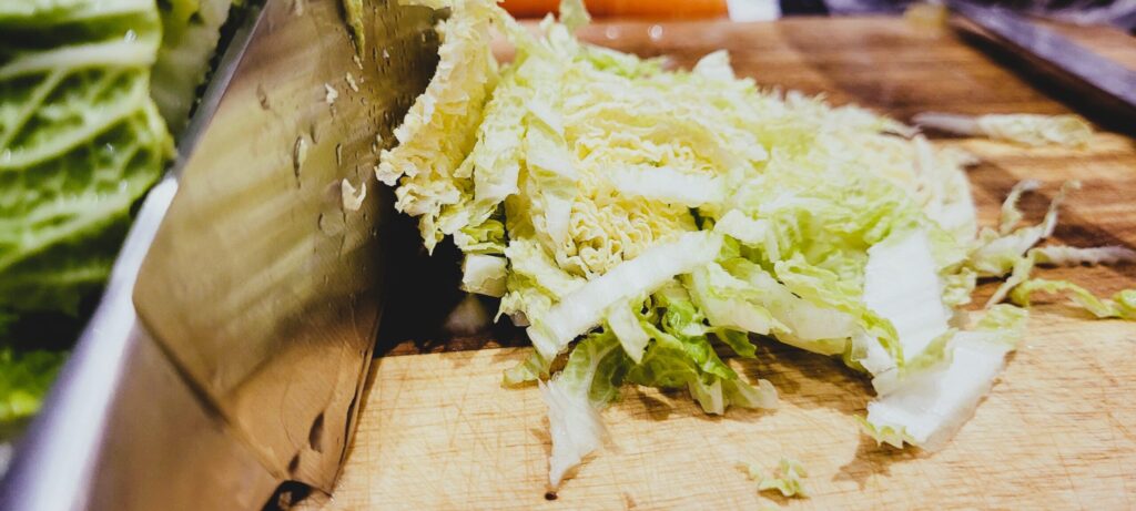 Surówka z kapusty pekińskiej i marchewki