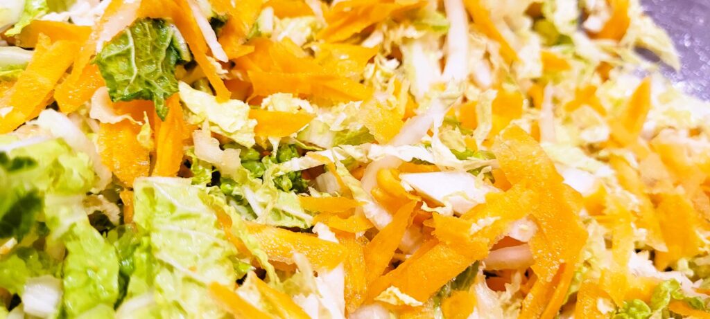 Surówka z kapusty pekińskiej i marchewki