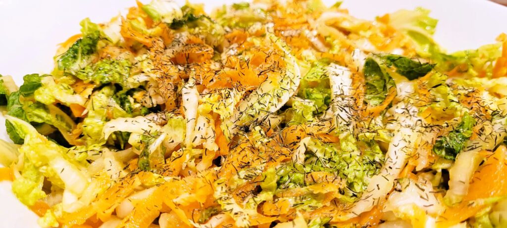 Surówka z kapusty pekińskiej i marchewki