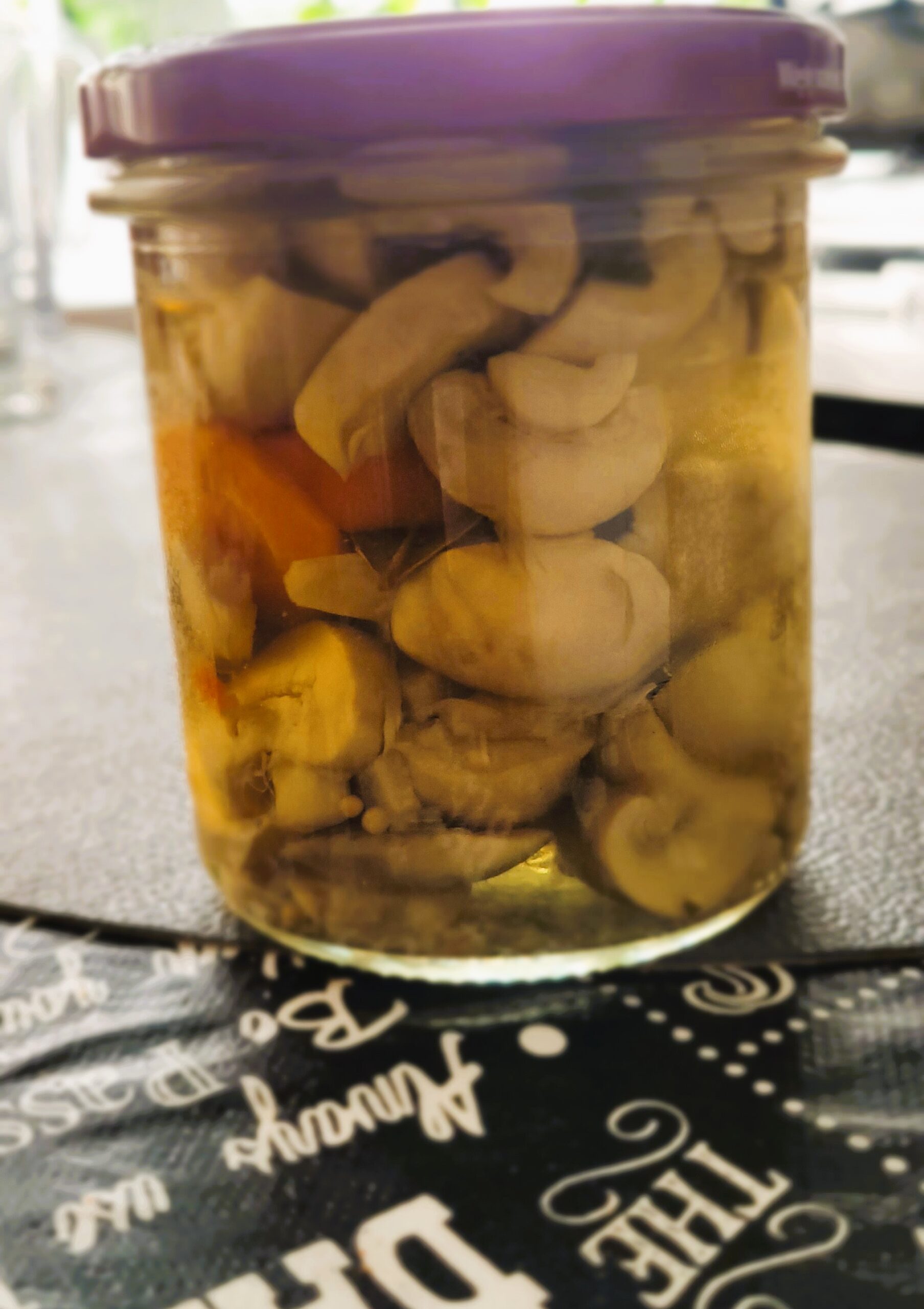 Pieczarki marynowane w słoikach