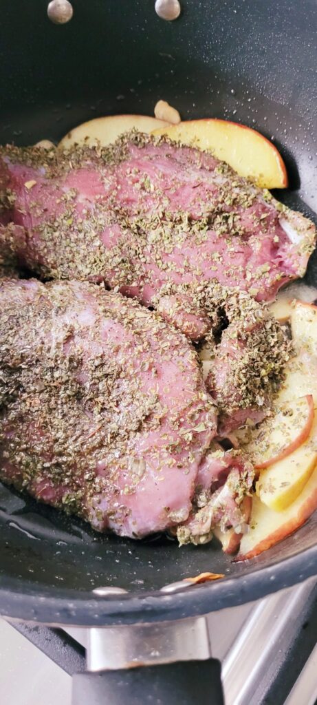 Pierś z kaczki duszona na patelni 