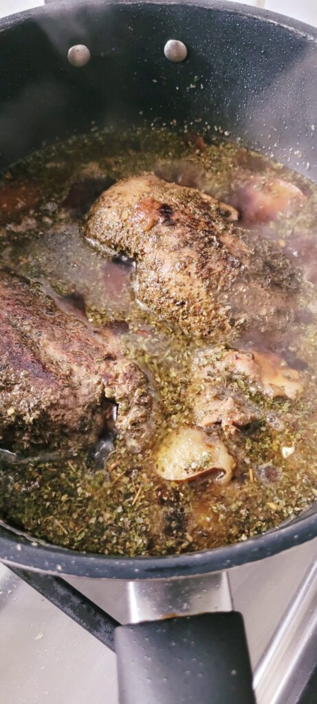 Pierś z kaczki duszona na patelni 