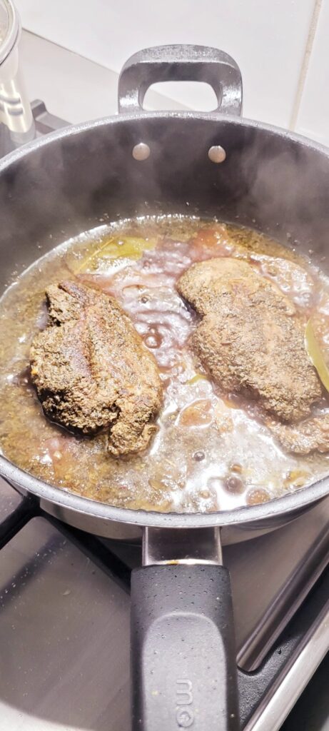 Pierś z kaczki duszona na patelni 